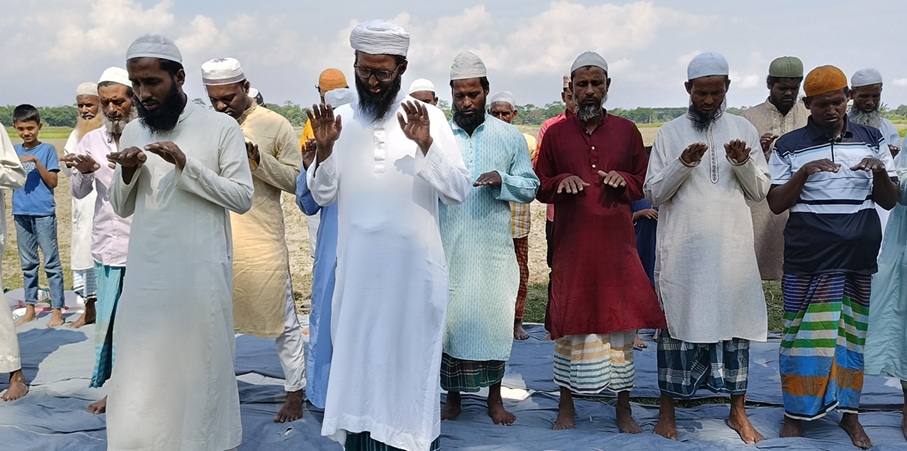 বৃষ্টির জন্য ডামুড্যায় ইসতিসকার নামাজ আদায় করছেন ধর্মপ্রাণ মুসল্লিরা