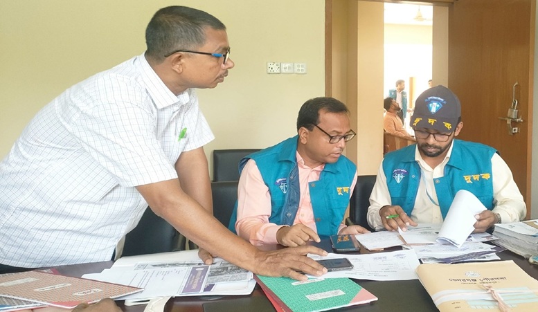 ভেদরগঞ্জ পৌরসভায় দুদকের অভিযান