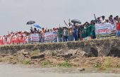 অবৈধ বালু উত্তোলন বন্ধ ও স্থায়ী বাঁধ নির্মাণের দাবিতে কাঁচিকাটায় মানববন্ধন