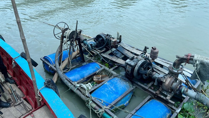 ভেদরগঞ্জে পদ্মা নদী থেকে অবৈধ ড্রেজার অপসারণ