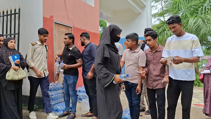 শরীয়তপুরে এইচএসসি পরীক্ষার্থীদের মাঝে ছাত্রদলের মাস্ক, পানি ও কলম বিতরণ
