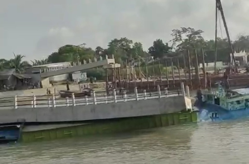 নড়িয়ায় কীর্তিনাশা নদীতে বাল্কহেডের ধাক্কায় ভেঙ্গে পরেছে সেতু