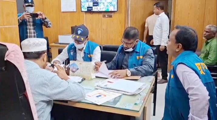 স্বাস্থ্য সেবা নিশ্চিত করতে শরীয়তপুর সদর হাসপাতালে দুদকের অভিযান
