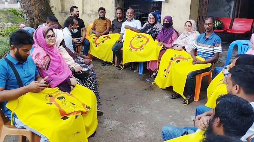 শরীয়তপুরে স্বাস্থ্য সহকারিদের অবস্থান কর্মসূচি